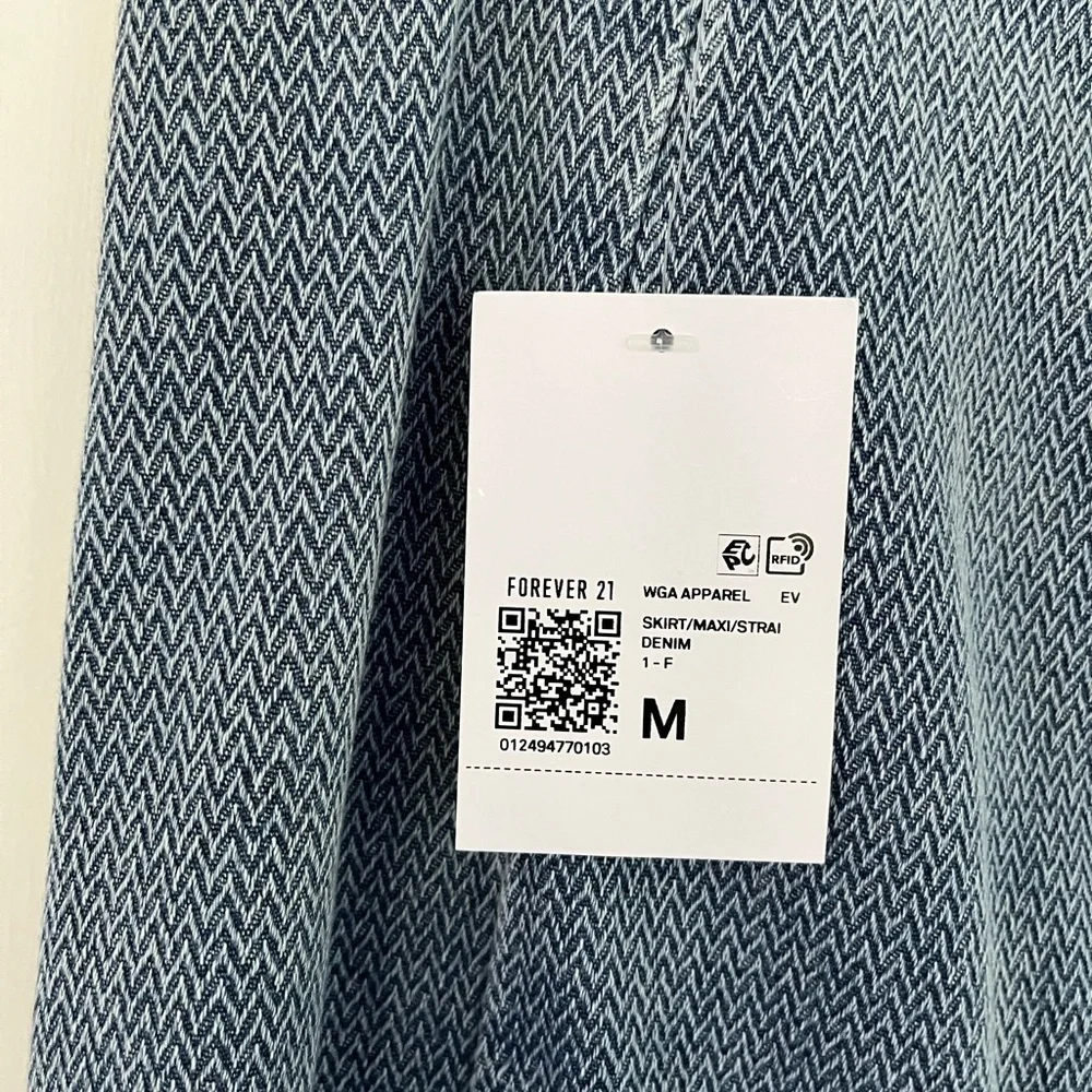NEW Forever 21 Long Denim Skirt Chevron Pattern Long Slit in Back Size Medium - Picture 7 of 10